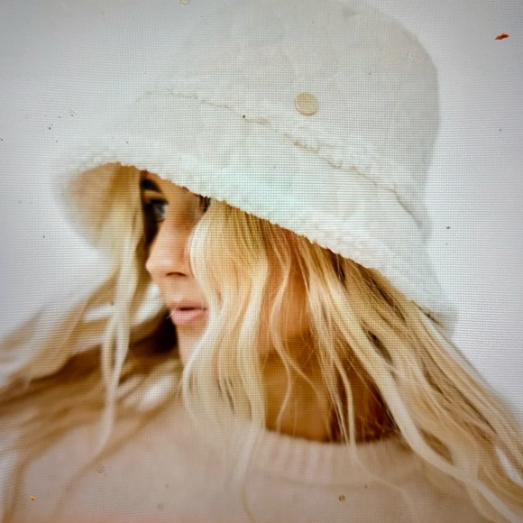 pretty simple Accessories - Slope Style Quilted Fur Trim Bucket Hat in Cream
